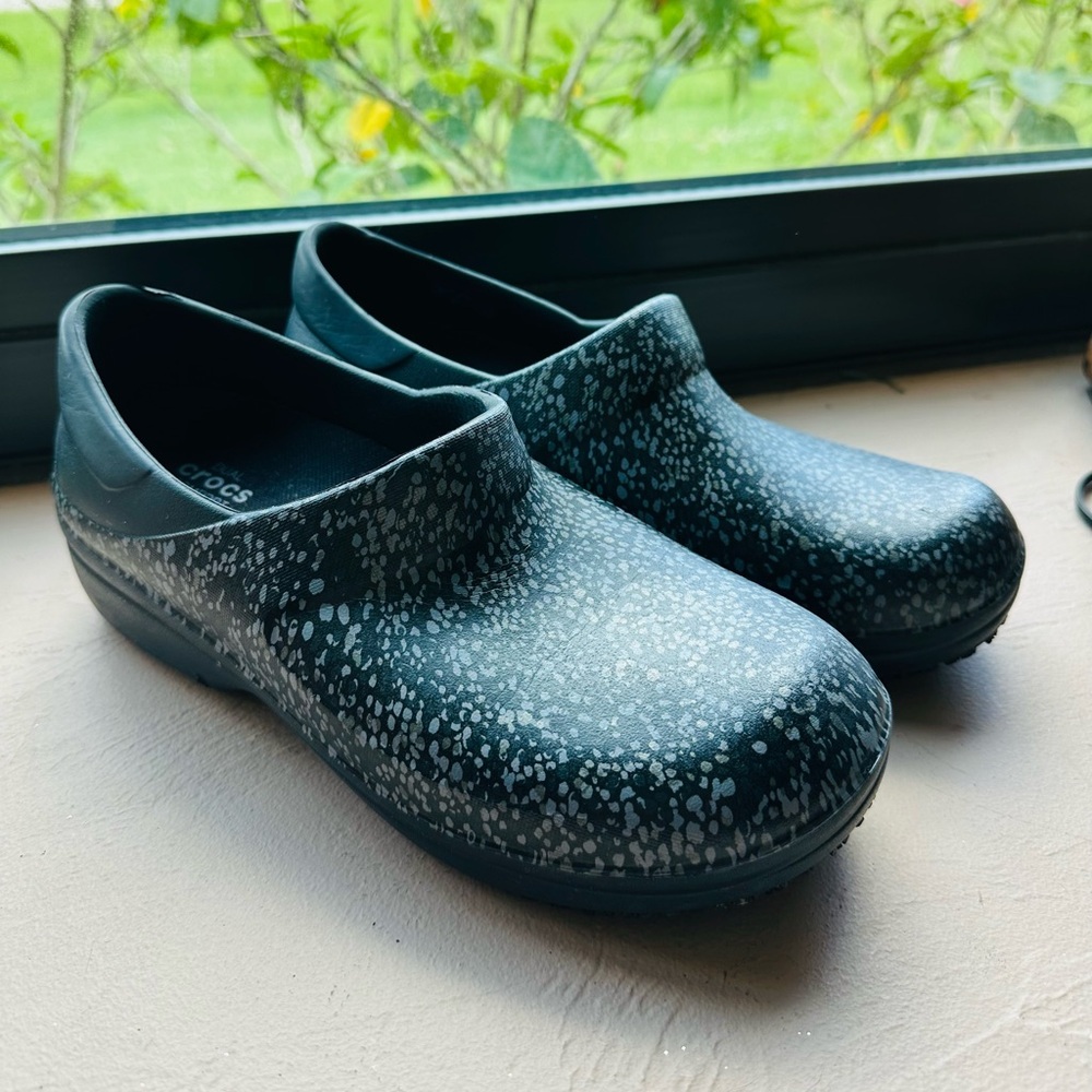 CROCS Black and Gray Speckled Clogs Nursing Size W8